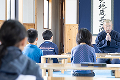 稽古のはじめにみんなでお経を読みます